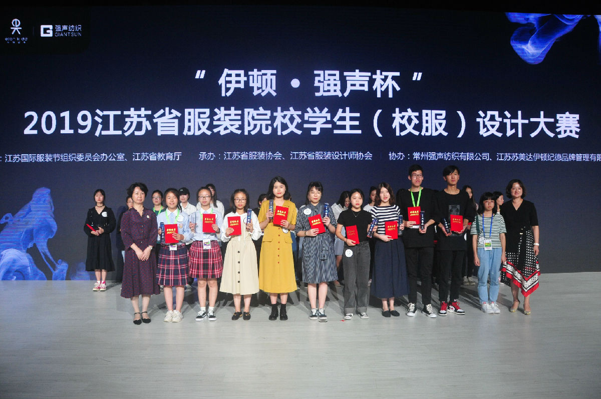 左五为公司二等奖获得者高雅.jpg